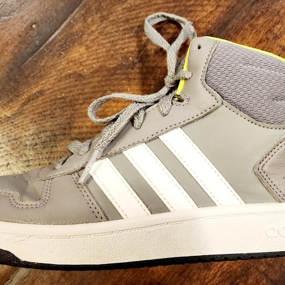 Adidas boys size 5 high top sneaker